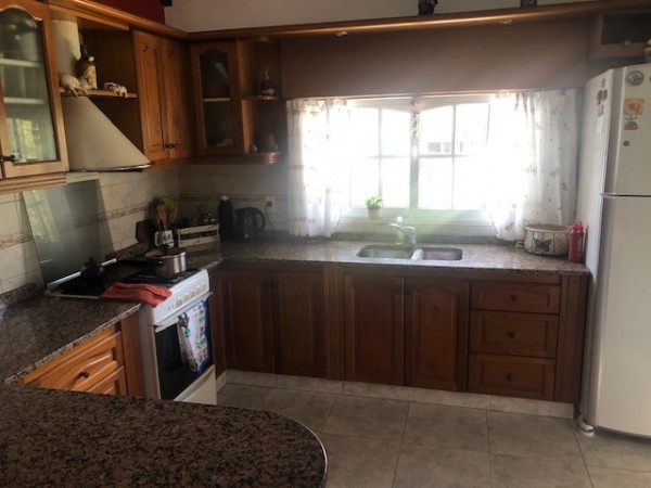 Venta Casa 4 ambientes  RETASADA c/garage, parque, pileta y quincho c/parrilla - Villa Lugano