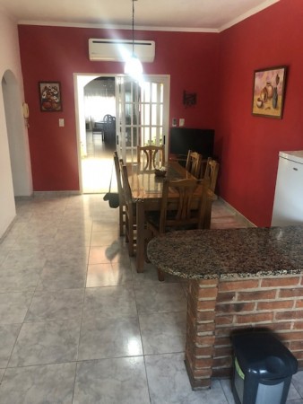 Venta Casa 4 ambientes  c/garage, parque, pileta y quincho c/parrilla - Villa Lugano