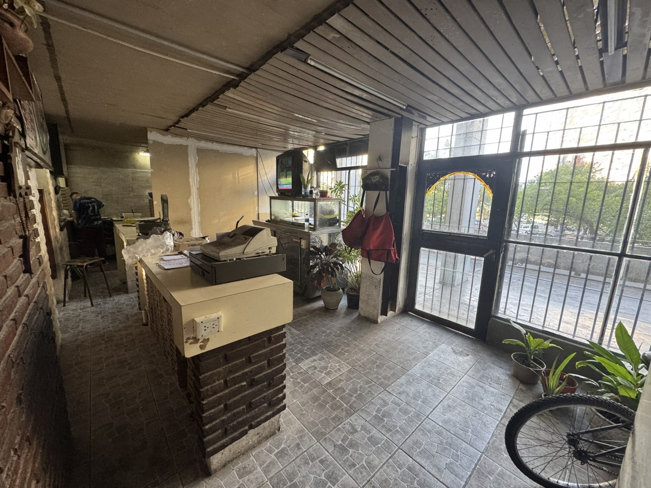 Venta 3 locales en block 100 m2 sobre Av. Soldado de la Frontera - Lugano IyII Edif 24