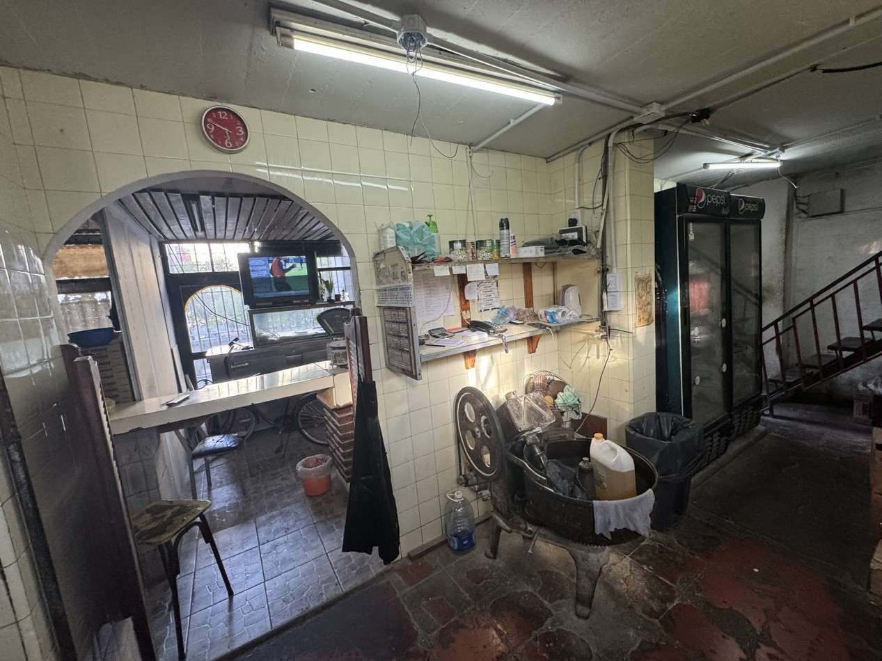 Venta 3 locales en block 100 m2 sobre Av. Soldado de la Frontera - Lugano IyII Edif 24