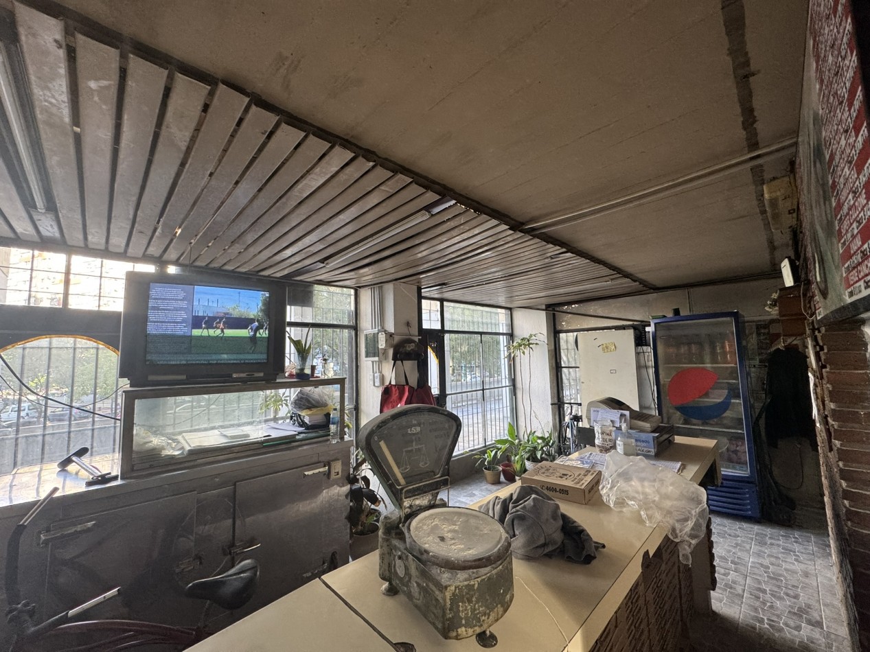 Venta 3 locales en block 100 m2 sobre Av. Soldado de la Frontera - Lugano IyII Edif 24