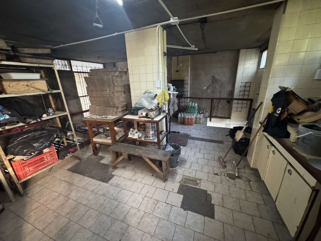 Venta 3 locales en block 100 m2 sobre Av. Soldado de la Frontera - Lugano IyII Edif 24