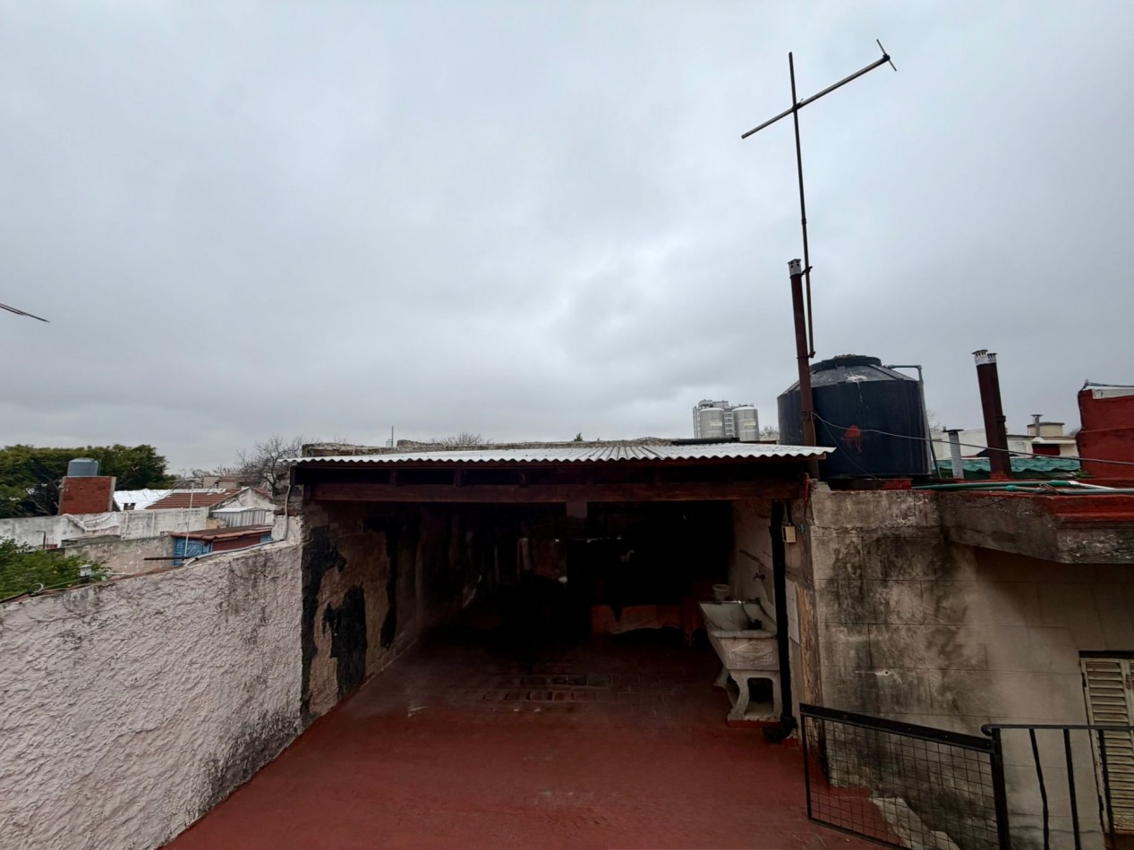 Venta casa con galerias a refaccionar y patios en lote 8.63x22mts - Villa del Parque