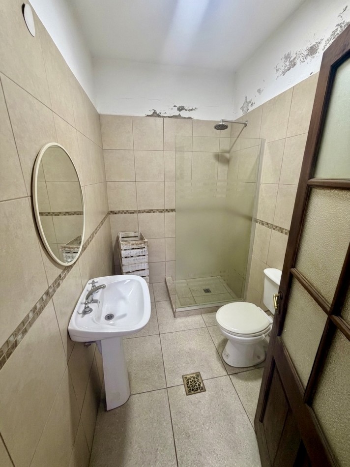 Venta casa con galerias a refaccionar y patios en lote 8.63x22mts - Villa del Parque