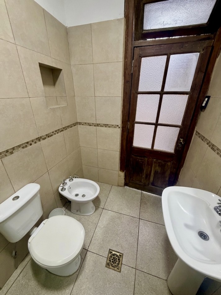 Venta casa con galerias a refaccionar y patios en lote 8.63x22mts - Villa del Parque