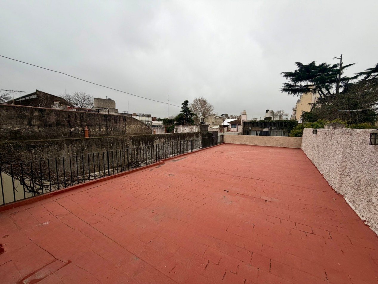 Venta casa con galerias a refaccionar y patios en lote 8.63x22mts - Villa del Parque