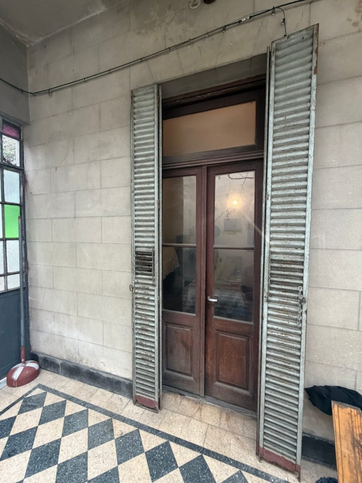 Venta casa con galerias a refaccionar y patios en lote 8.63x22mts - Villa del Parque