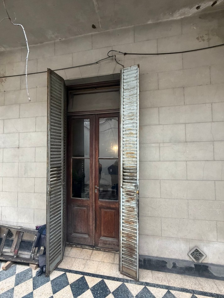 Venta casa con galerias a refaccionar y patios en lote 8.63x22mts - Villa del Parque
