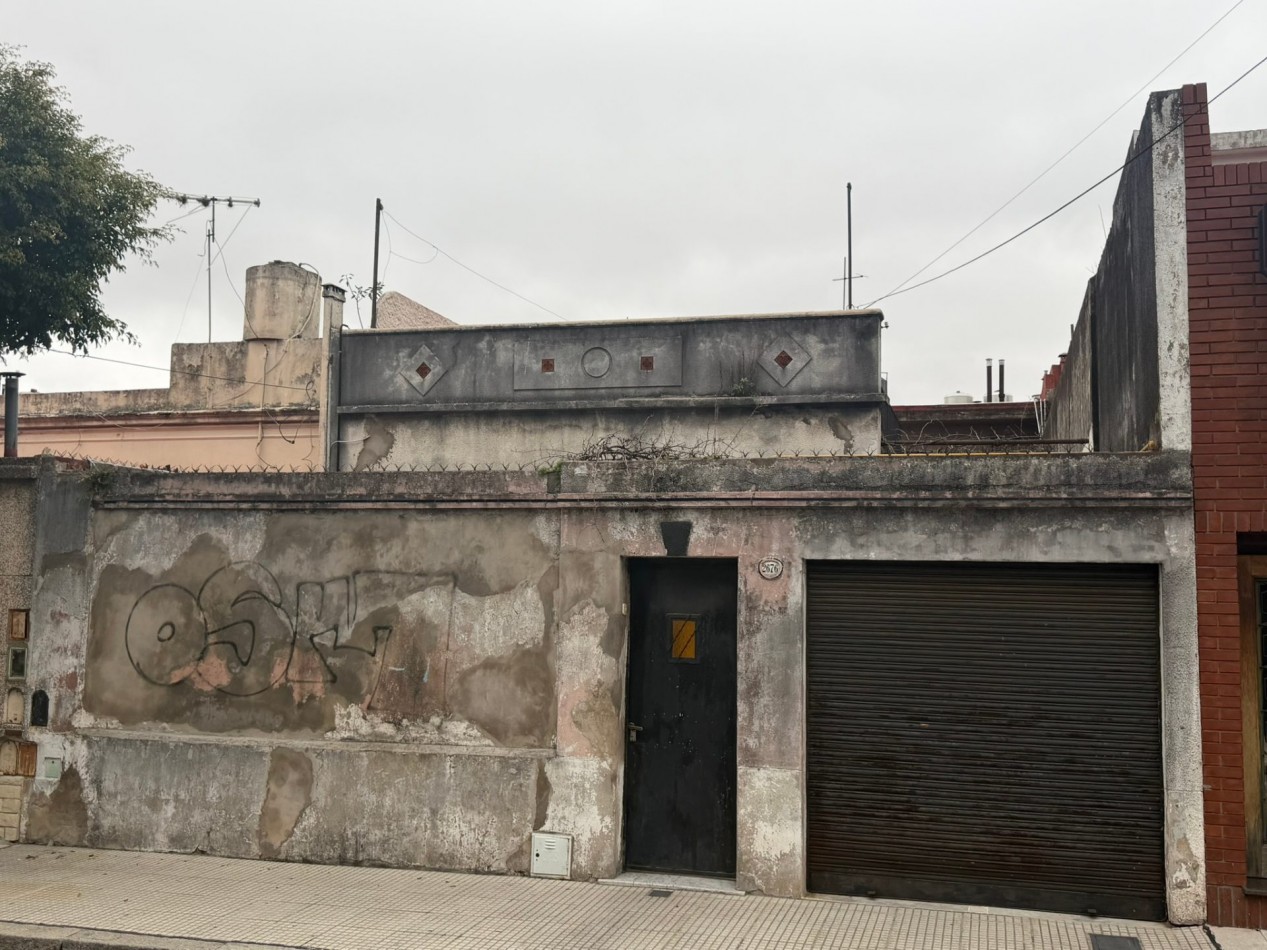 Venta casa con galerias a refaccionar y patios en lote 8.63x22mts - Villa del Parque