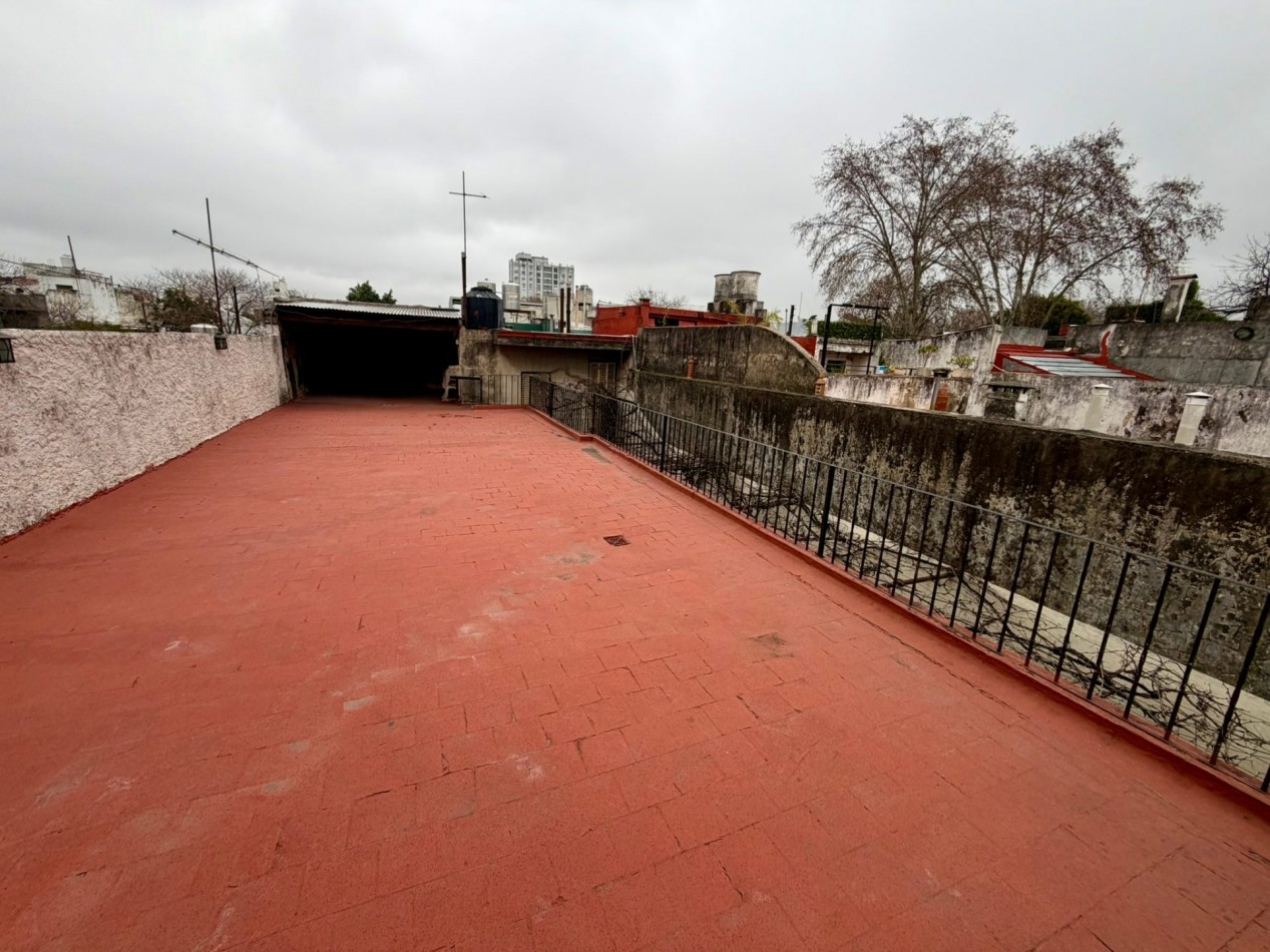 Venta casa con galerias a refaccionar y patios en lote 8.63x22mts - Villa del Parque