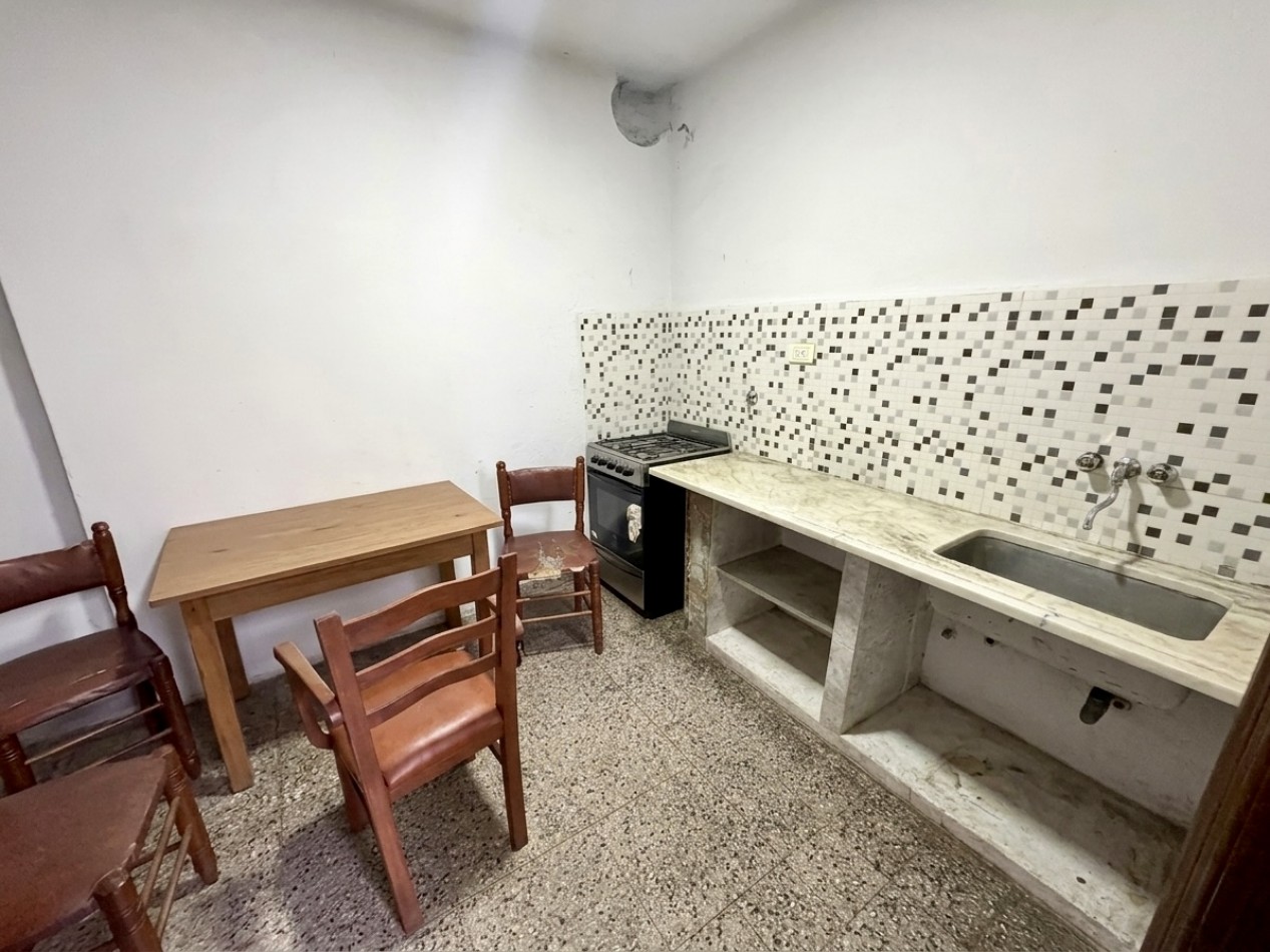Venta casa con galerias a refaccionar y patios en lote 8.63x22mts - Villa del Parque