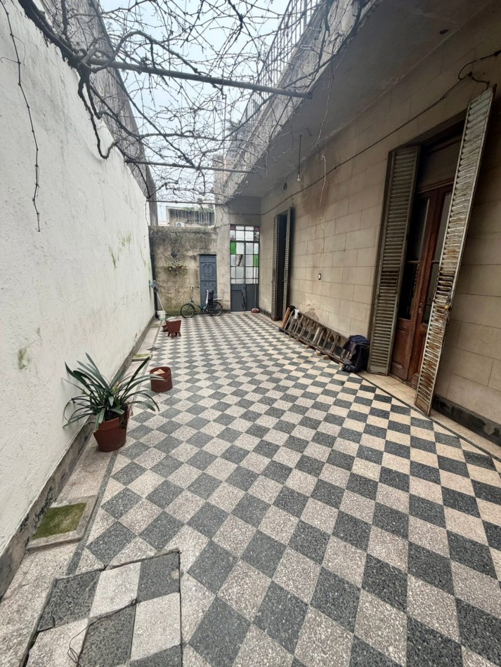Venta casa con galerias a refaccionar y patios en lote 8.63x22mts - Villa del Parque
