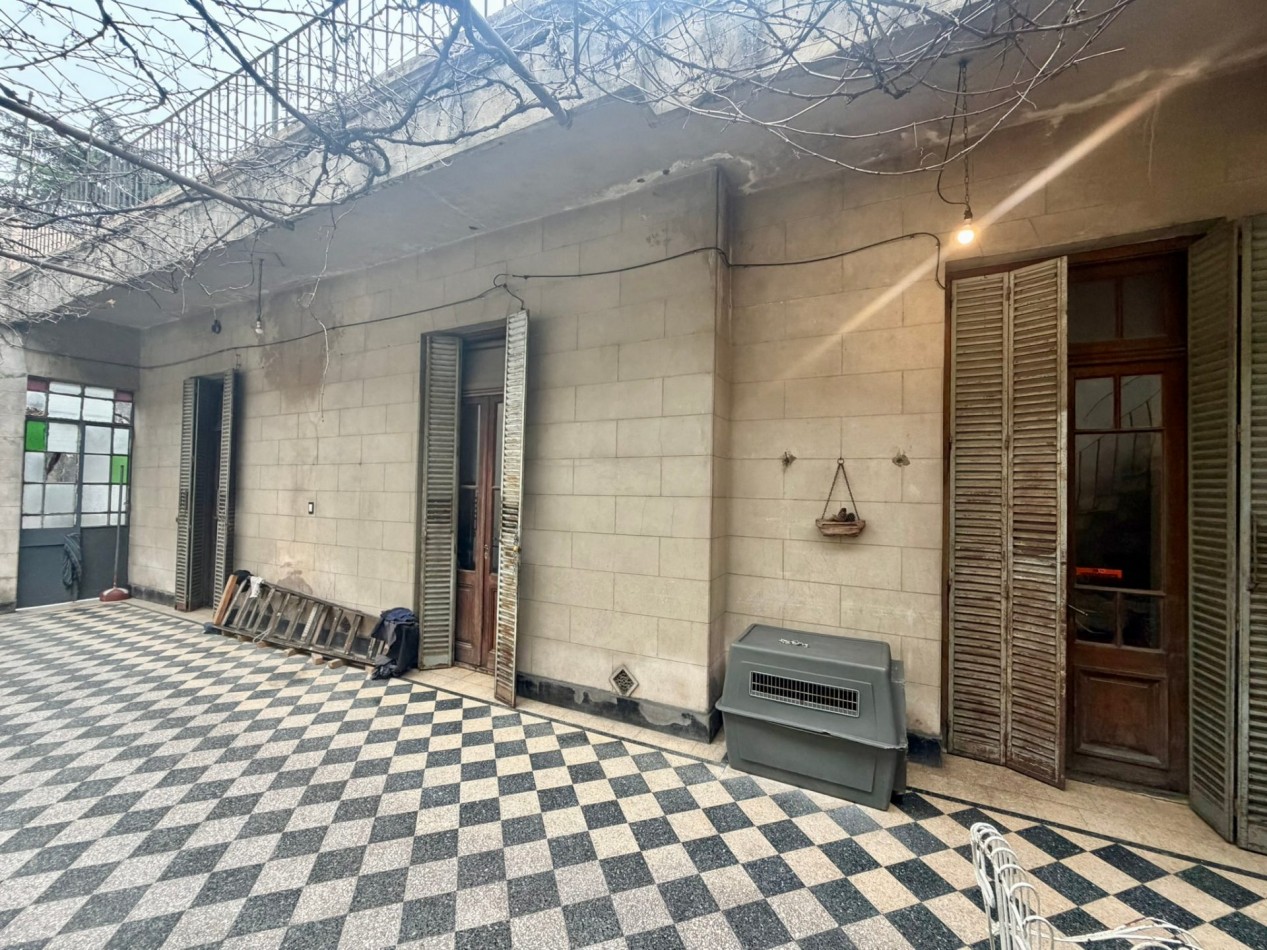 Venta casa con galerias a refaccionar y patios en lote 8.63x22mts - Villa del Parque
