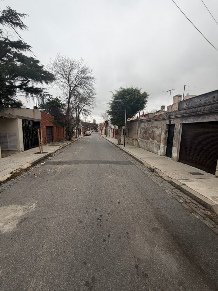 Venta casa con galerias a refaccionar y patios en lote 8.63x22mts - Villa del Parque