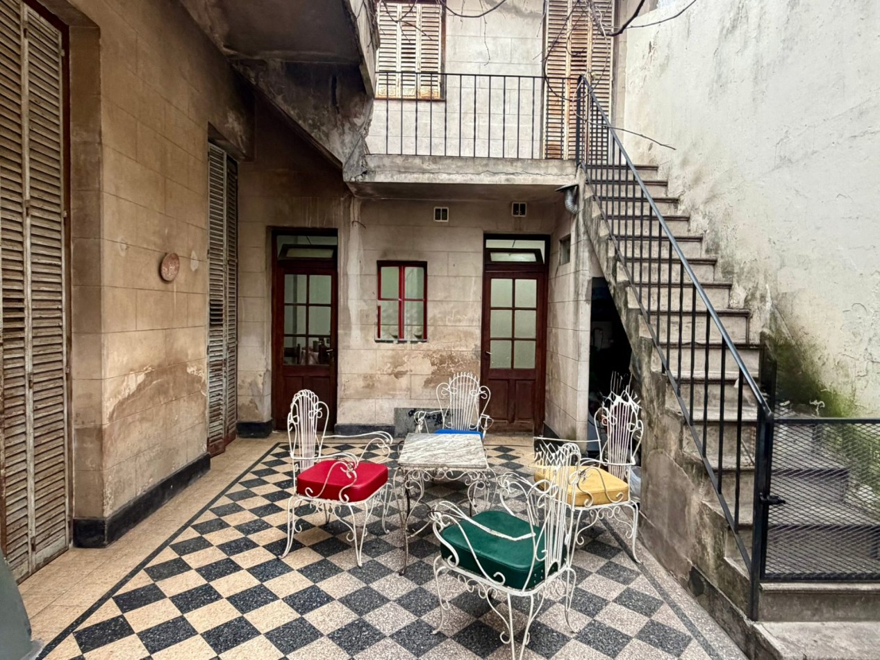 Venta casa con galerias a refaccionar y patios en lote 8.63x22mts - Villa del Parque