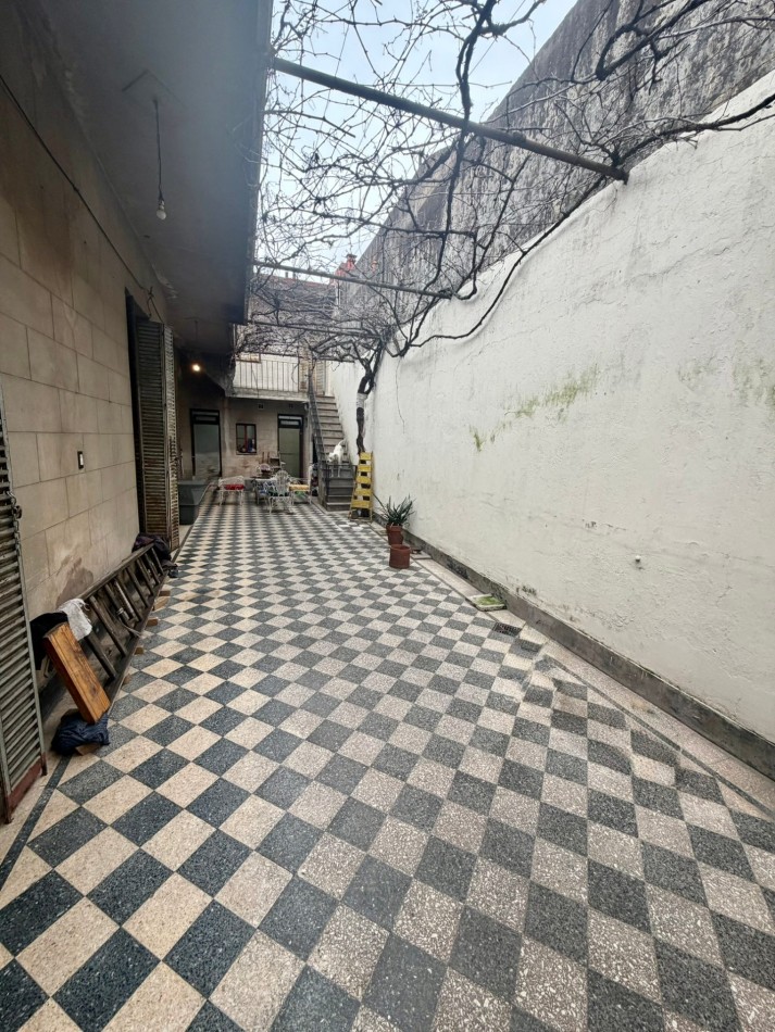Venta casa con galerias a refaccionar y patios en lote 8.63x22mts - Villa del Parque