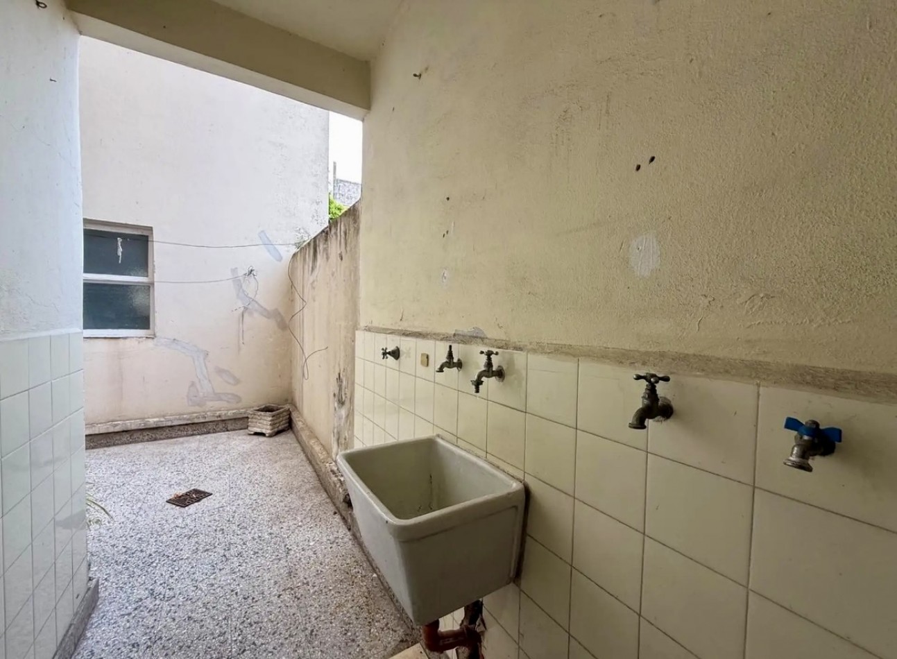 Venta departamento 3 ambientes con patio y balcon , excelente ubicacion - Liniers