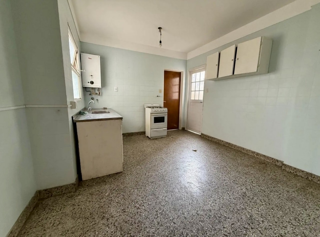 Venta departamento 3 ambientes con patio y balcon , excelente ubicacion - Liniers