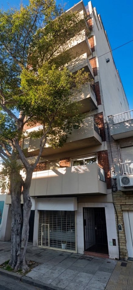 Venta departamento 3 ambientes con patio y balcon , excelente ubicacion - Liniers