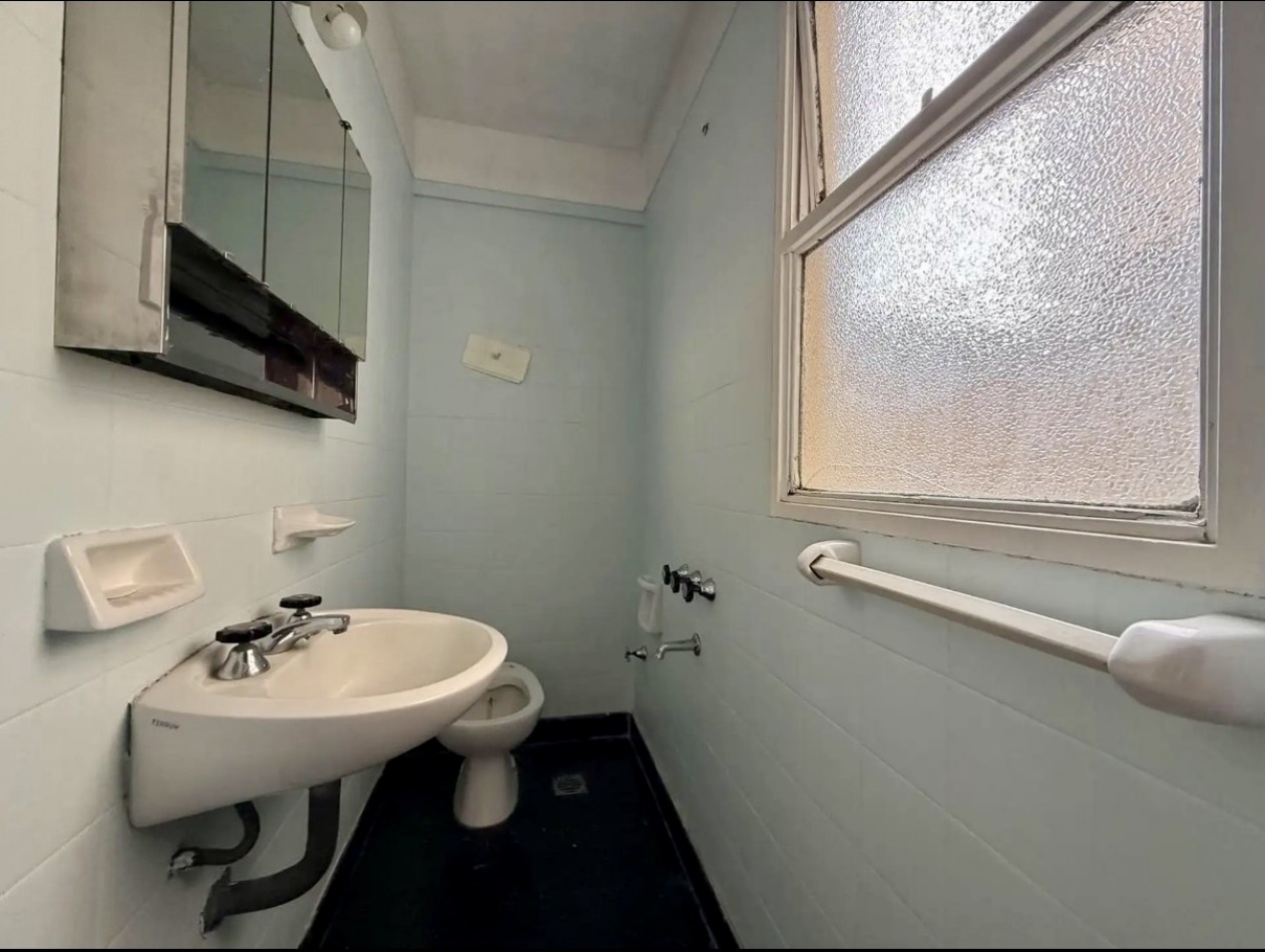 Venta departamento 3 ambientes con patio y balcon , excelente ubicacion - Liniers