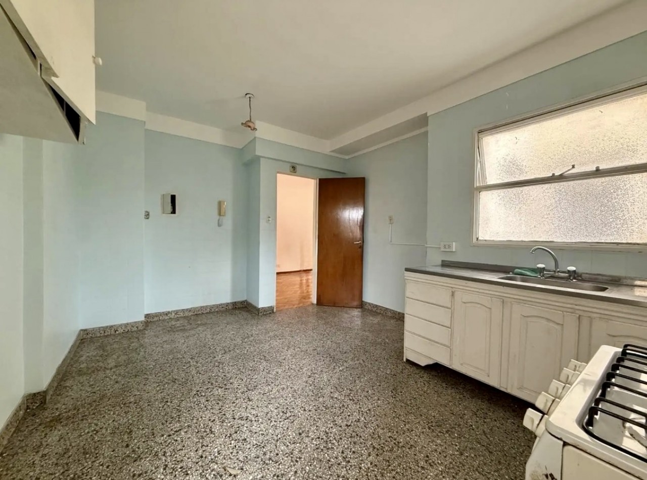 Venta departamento 3 ambientes con patio y balcon , excelente ubicacion - Liniers