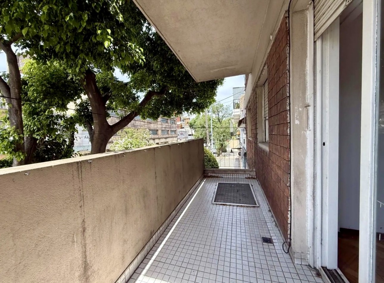 Venta departamento 3 ambientes con patio y balcon , excelente ubicacion - Liniers