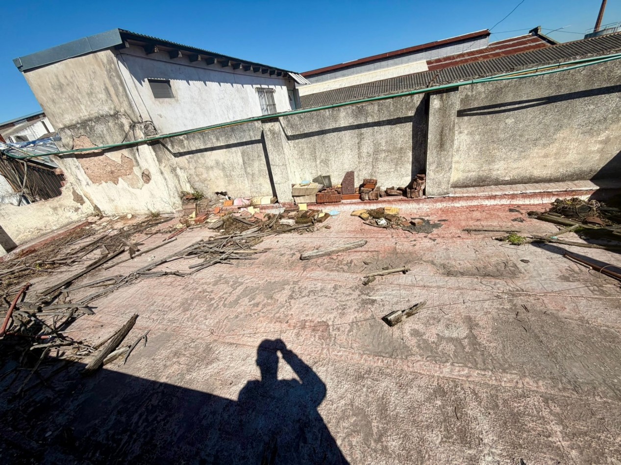 Venta Galpon con vivienda a reciclar 8,66 x 31,5 - Mataderos