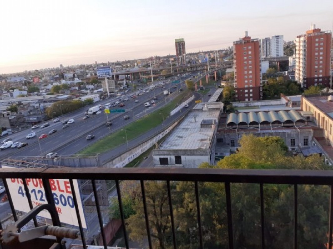 Venta OPORTUNIDAD  Departamento 4 ambientes con balcon al frente - Liniers