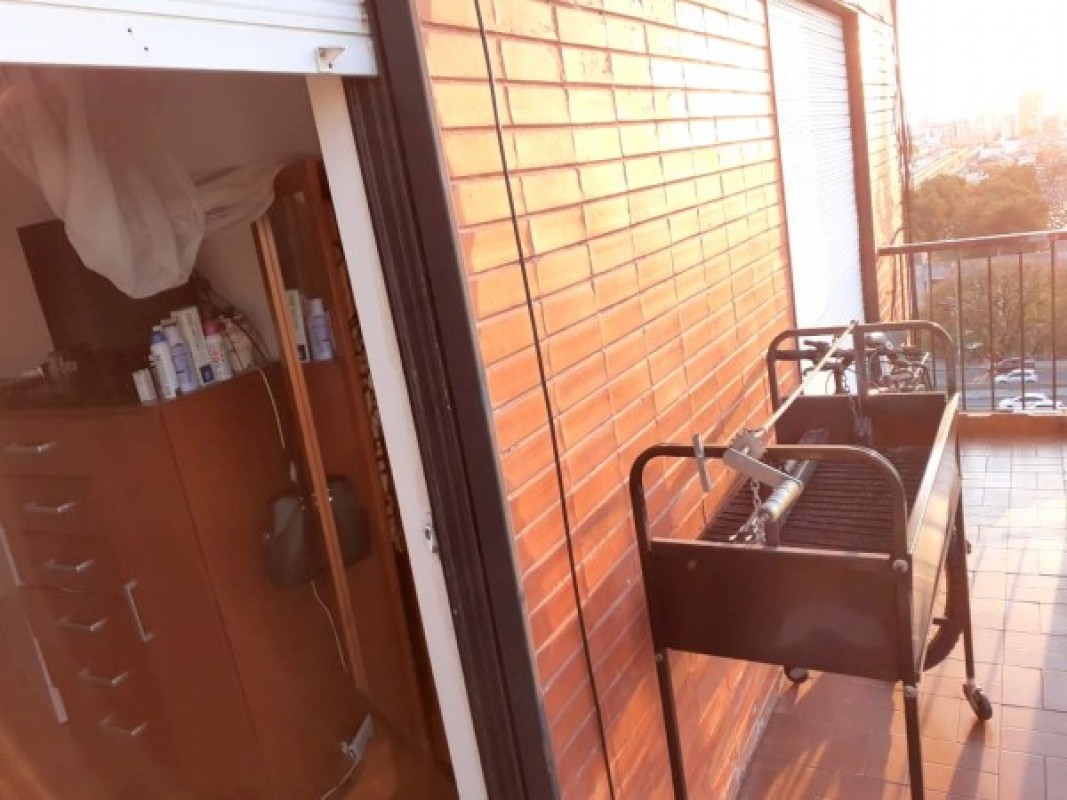 Venta OPORTUNIDAD  Departamento 4 ambientes con balcon al frente - Liniers