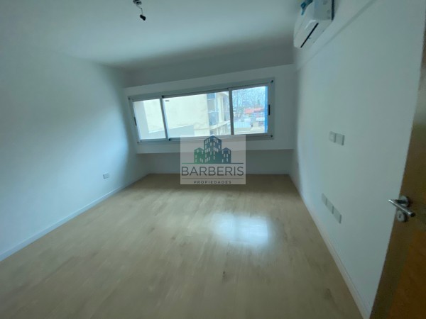 Venta Piso de Categoria 4 ambientes c/2 cocheras - Villa Luro