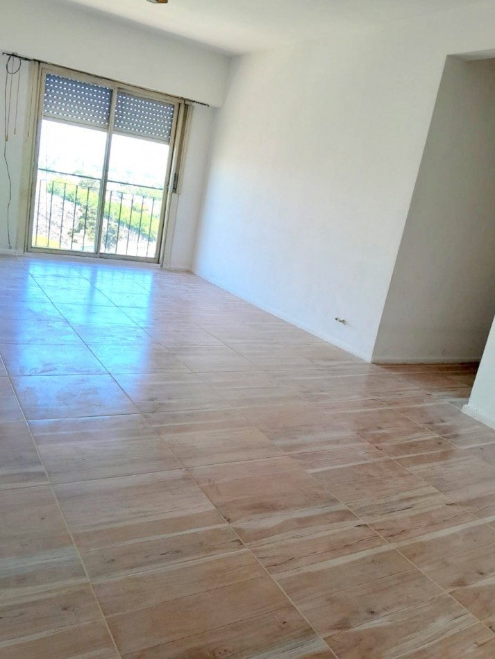 Venta OPORTUNIDAD  Departamento 4 ambientes con balcon al frente - Liniers