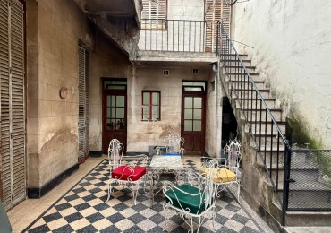 Venta casa con galerias a refaccionar y patios en lote 8.63x22mts - Villa del Parque